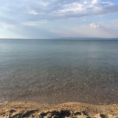 By The Sea, Lejlighed *